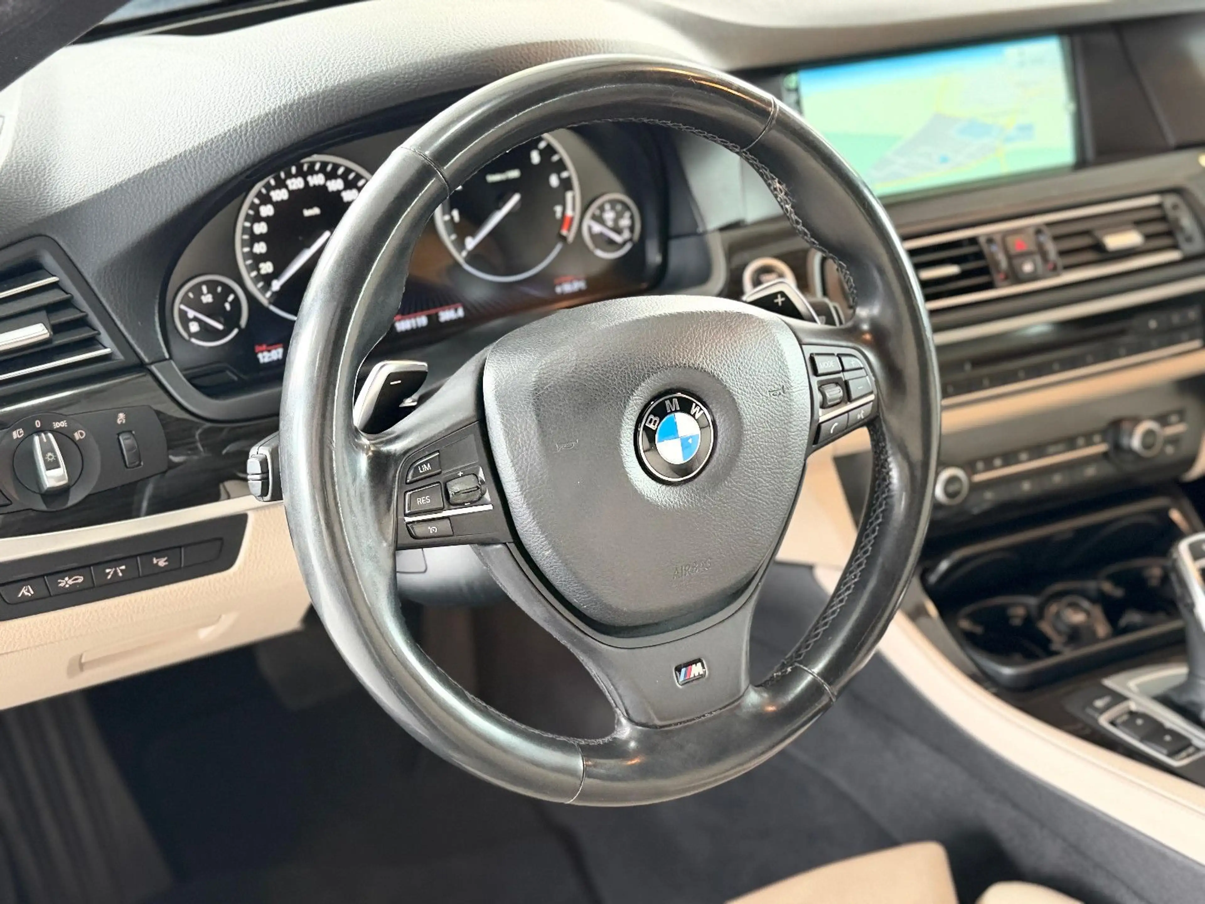 BMW 550 i xDrive/HUD/SPUR/TOT/8FACH/1.HAND/SOFT/DE — photo 11
