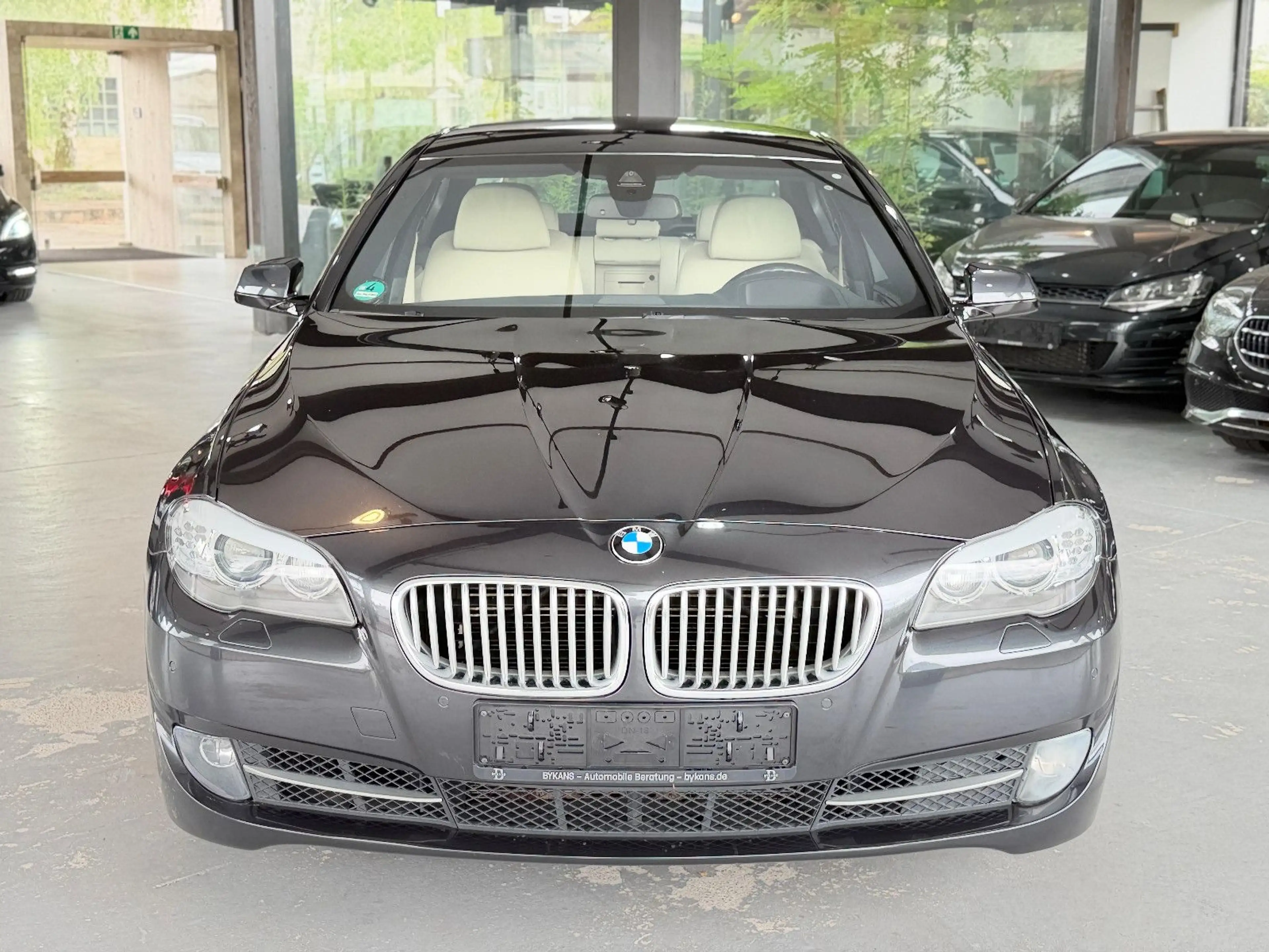 BMW 550 i xDrive/HUD/SPUR/TOT/8FACH/1.HAND/SOFT/DE — photo 2