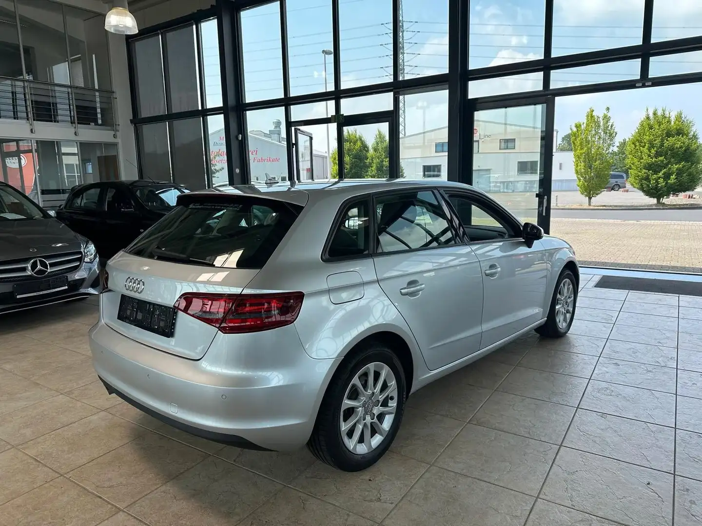 Audi A3 Sportback attraction Silber - 2