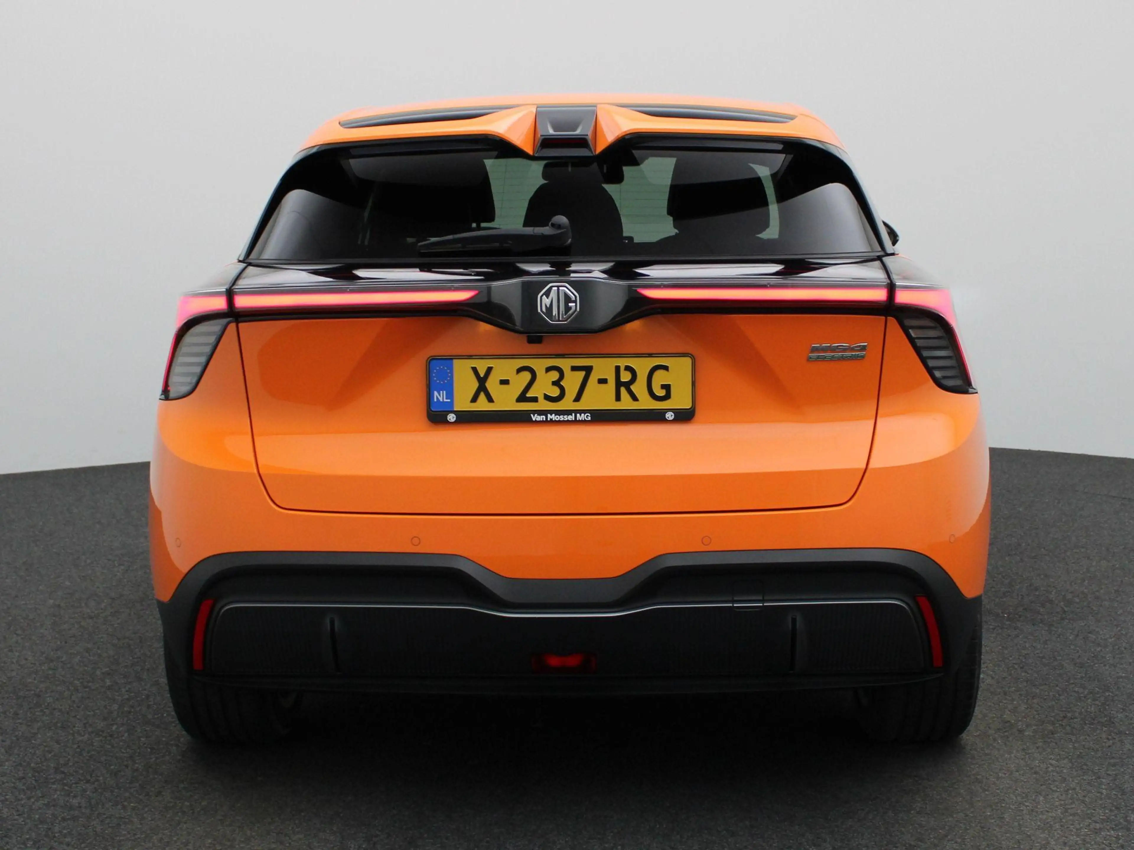 MG MG4 Electric Luxury 64 kWh — photo 5