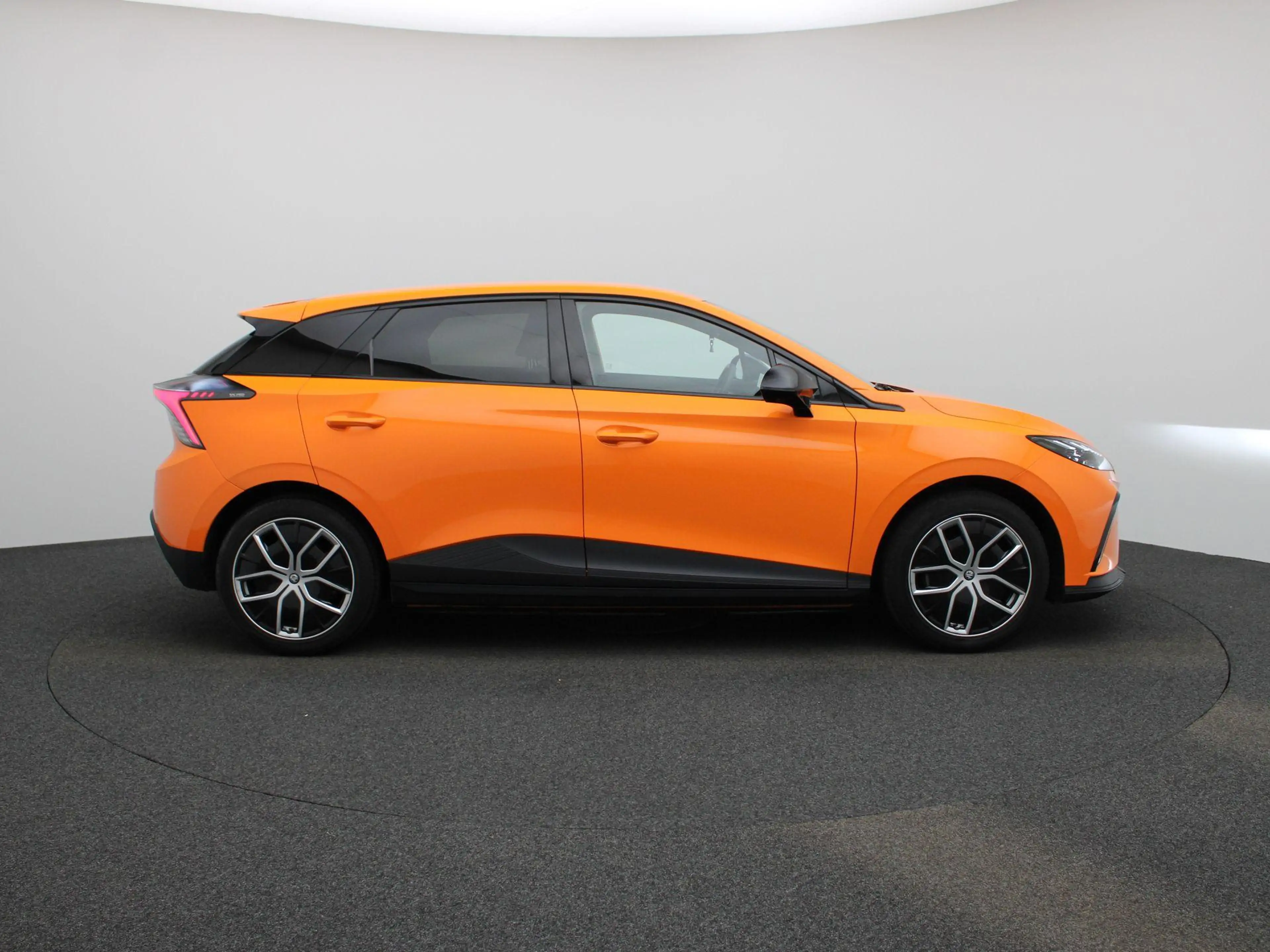 MG MG4 Electric Luxury 64 kWh — photo 6
