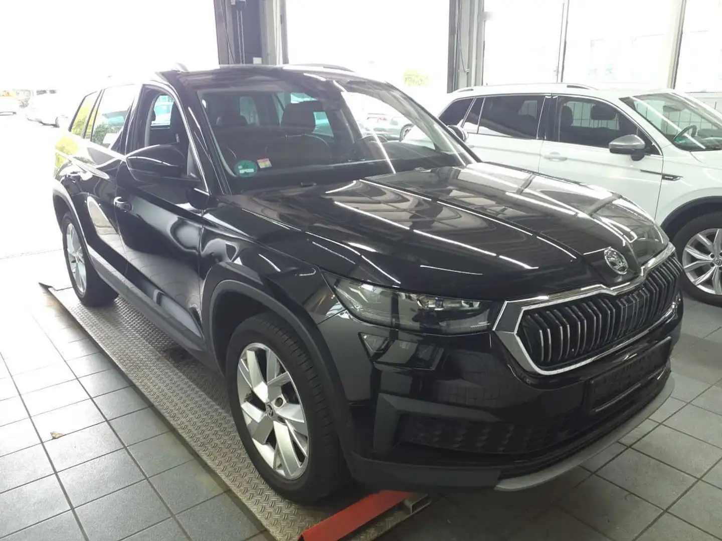 Skoda Kodiaq 1.5 TSI DSG Style*NAVI*PANO*ASSIST Schwarz - 2