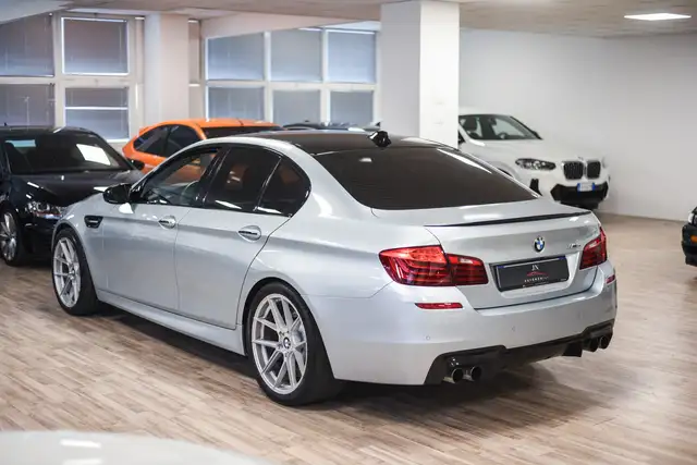 BMW M5 4.4 V8 auto