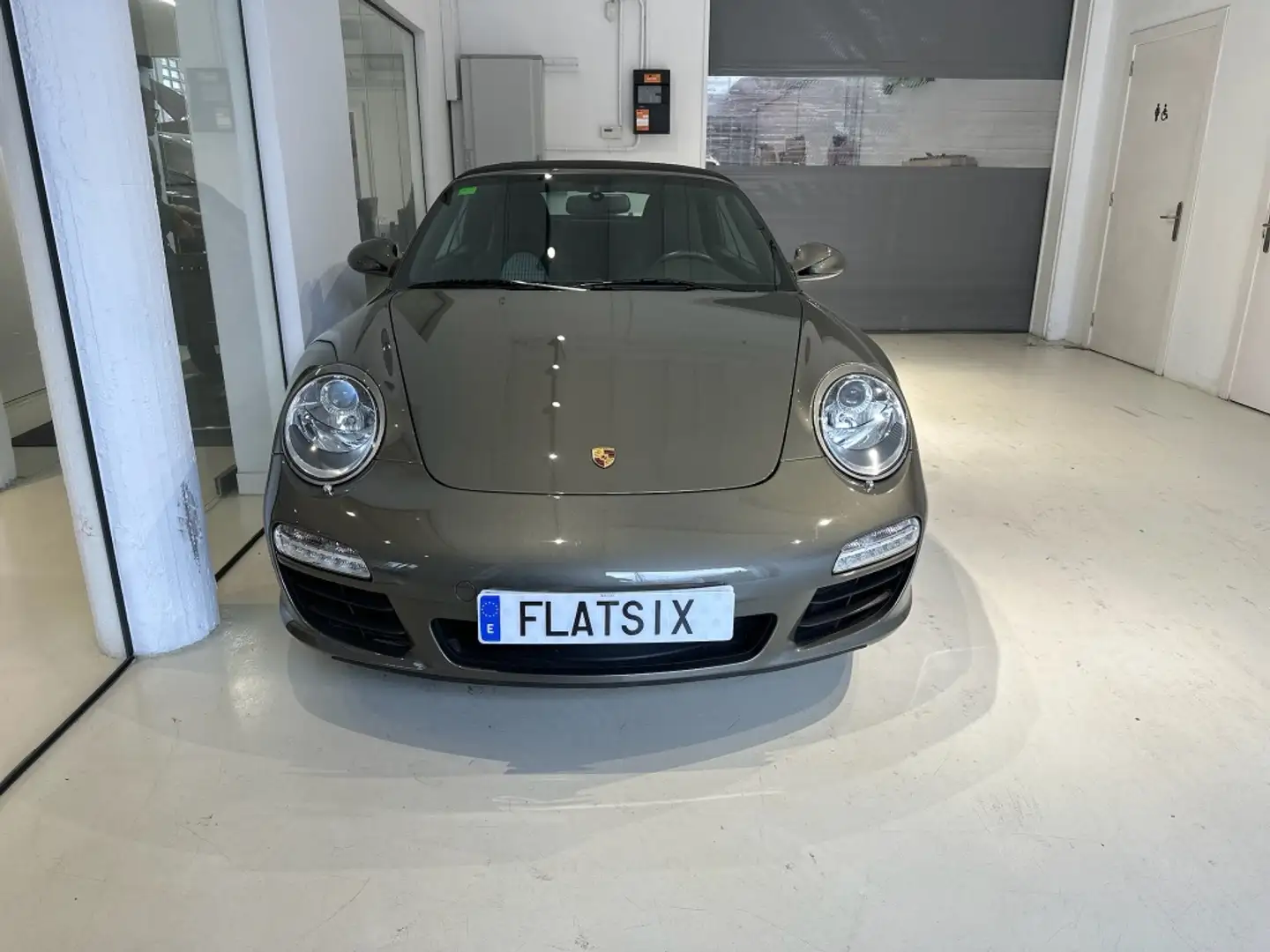 Porsche 911 Carrera Cabriolet PDK Šedá - 2