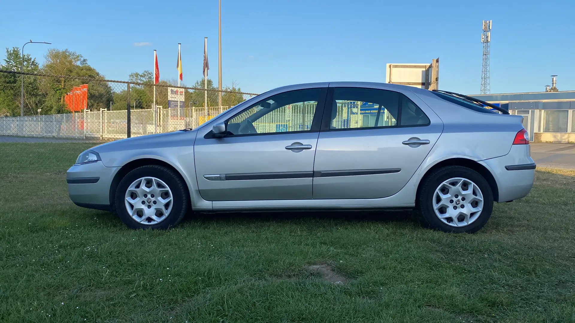 Renault Laguna ✅ 1.6i 16v Authentique Plateado - 2