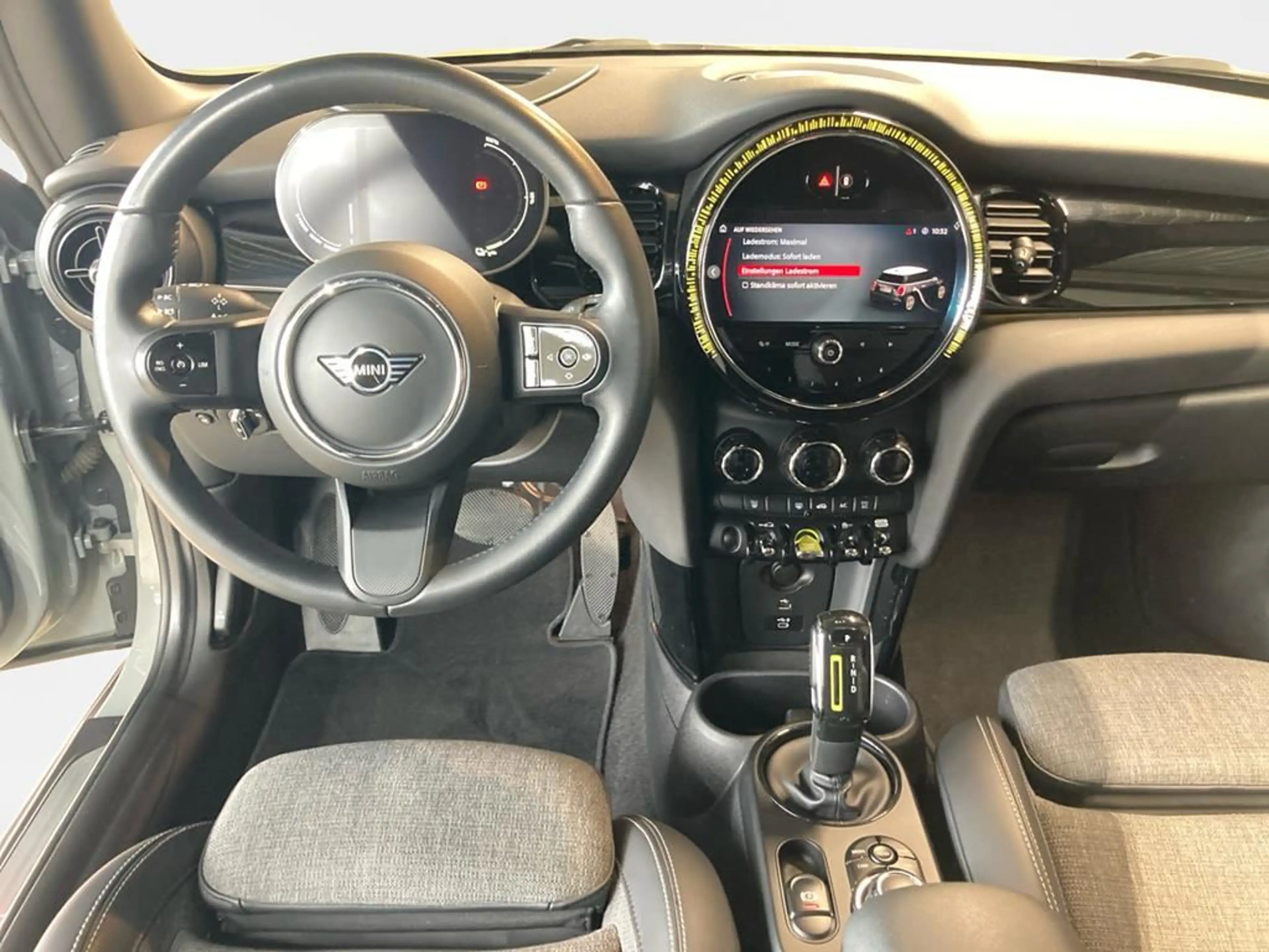 MINI Cooper SE Classic Trim — photo 13