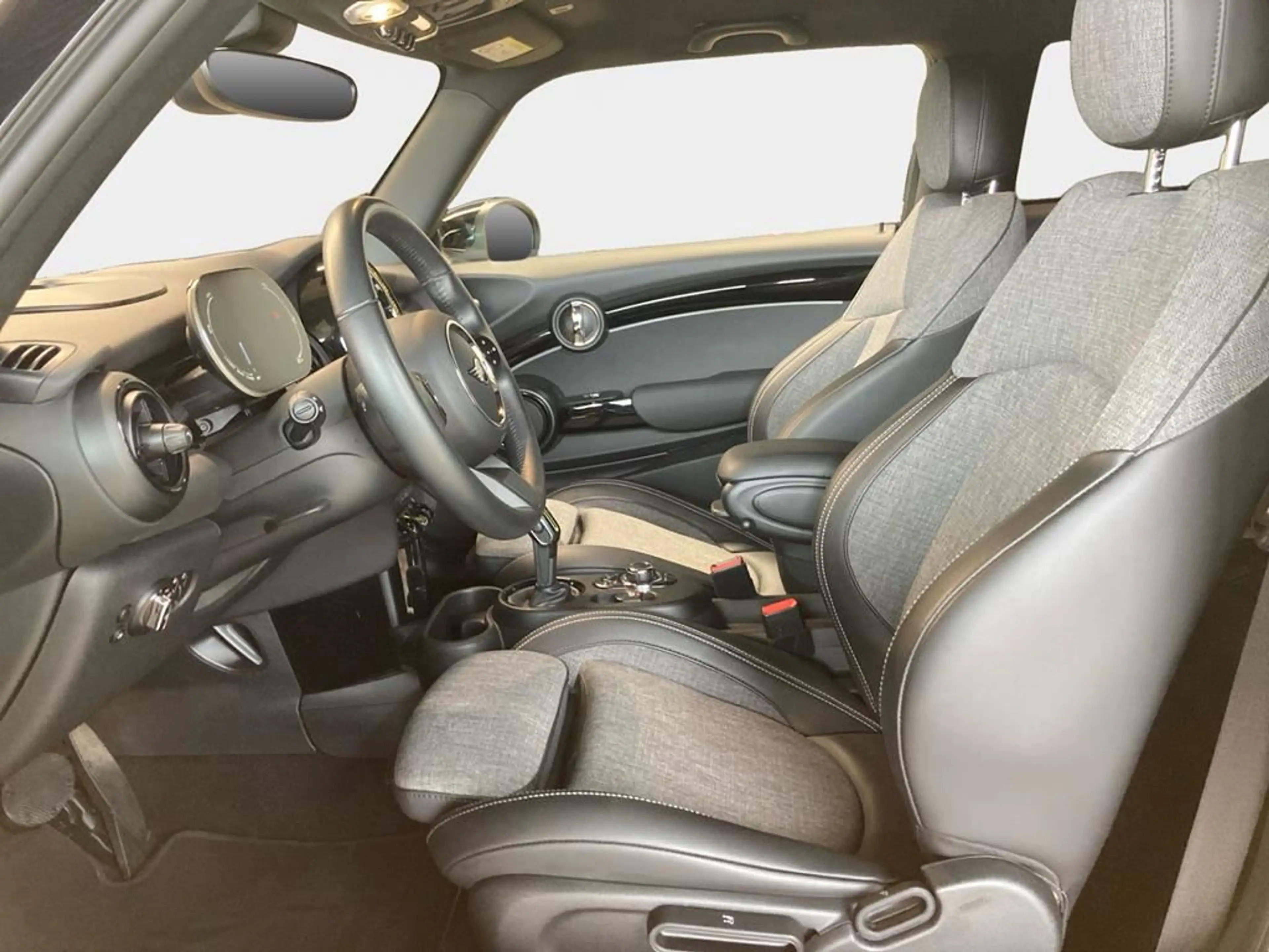 MINI Cooper SE Classic Trim — photo 11