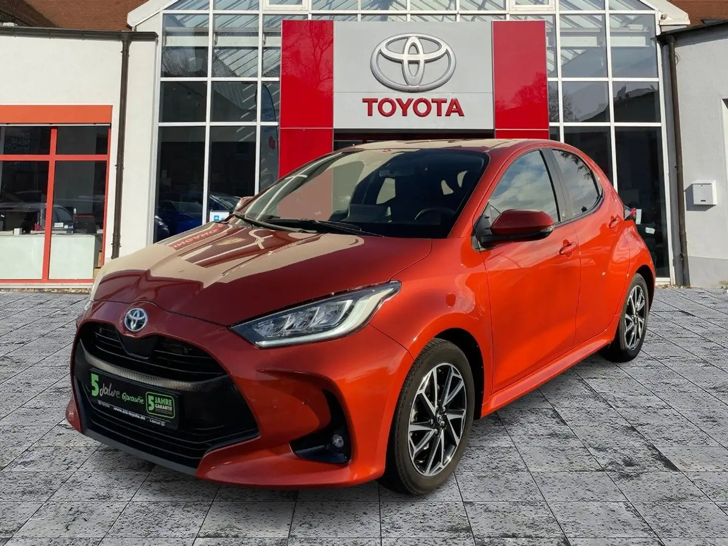 Toyota Yaris 1.5 D Team Deutschland ACC+LED+Navi+SHZ+LM Naranja - 2
