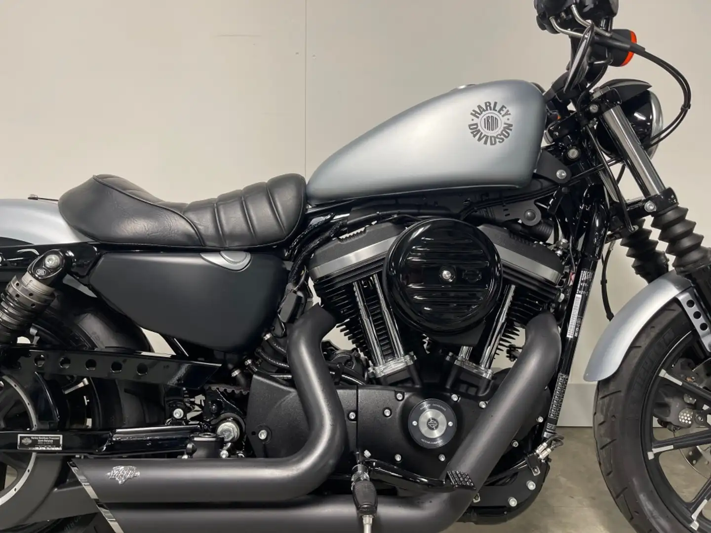 Harley-Davidson Sportster XL883N IRON Argintiu - 2