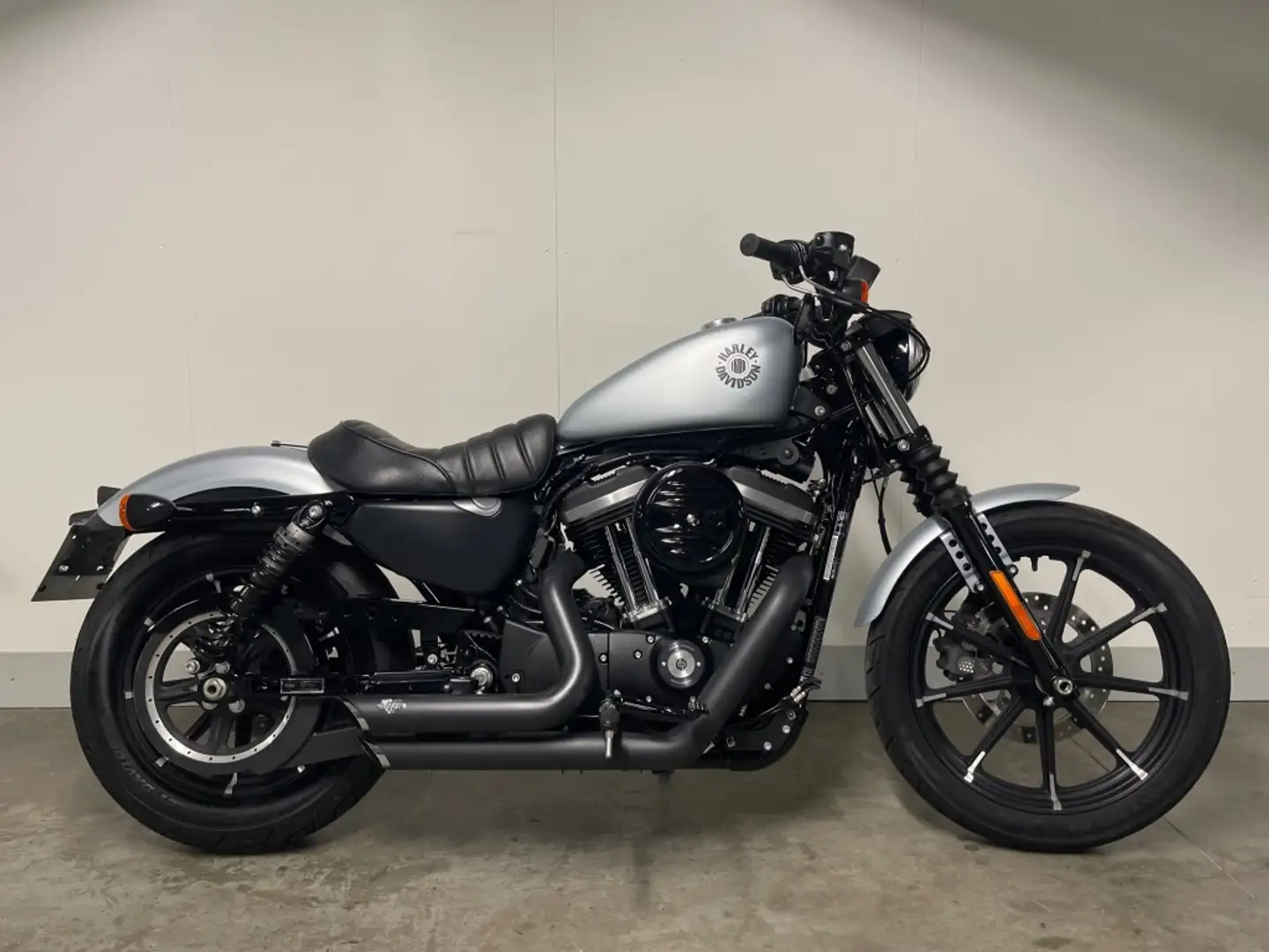 Harley-Davidson Sportster XL883N IRON Argintiu - 1