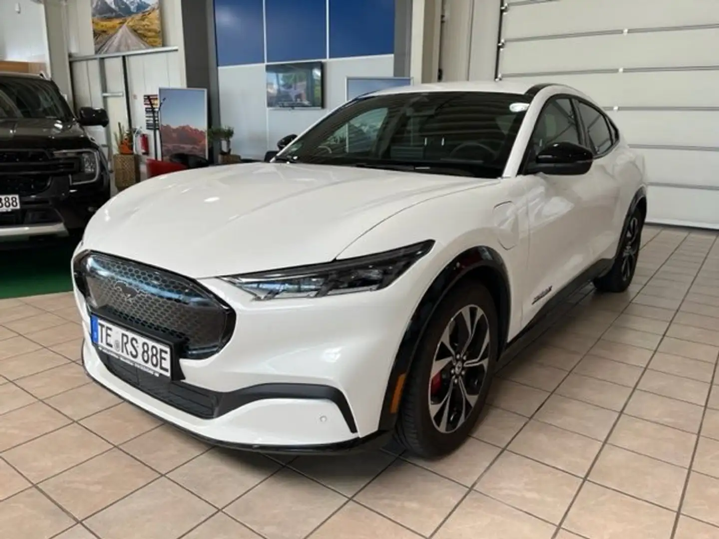 Ford Mustang MachE Extended Range AWD SYNC4, NAVI, Kamera, ALU Weiß - 1