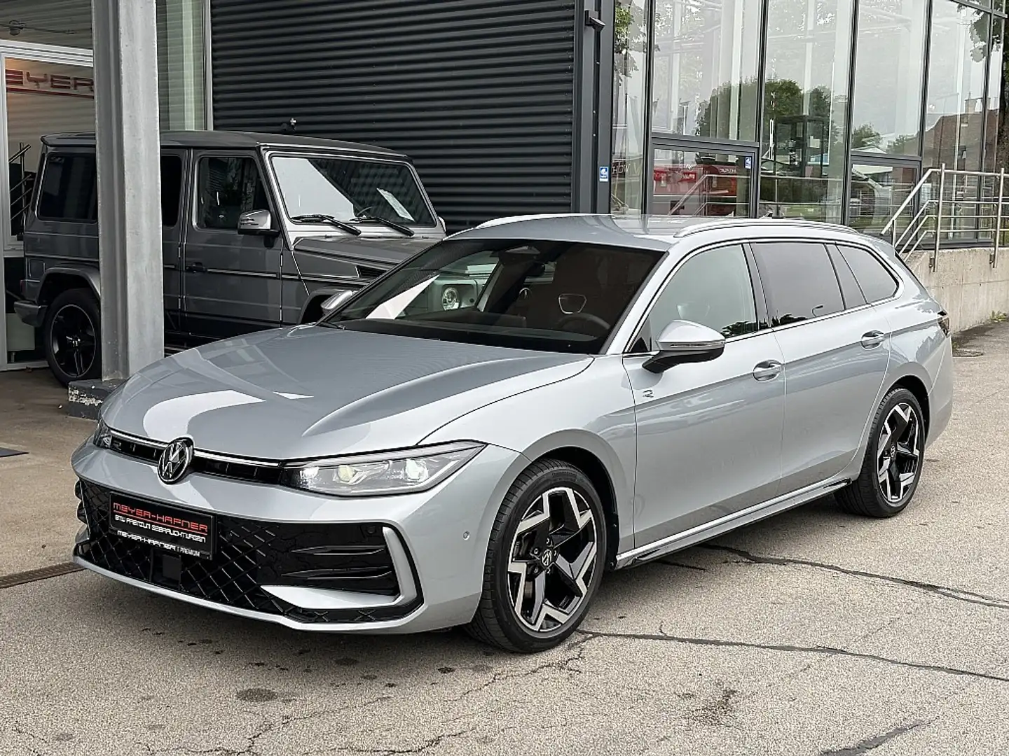 Volkswagen Passat Variant 2.0 TDI SCR R-Line DSG Silber - 1