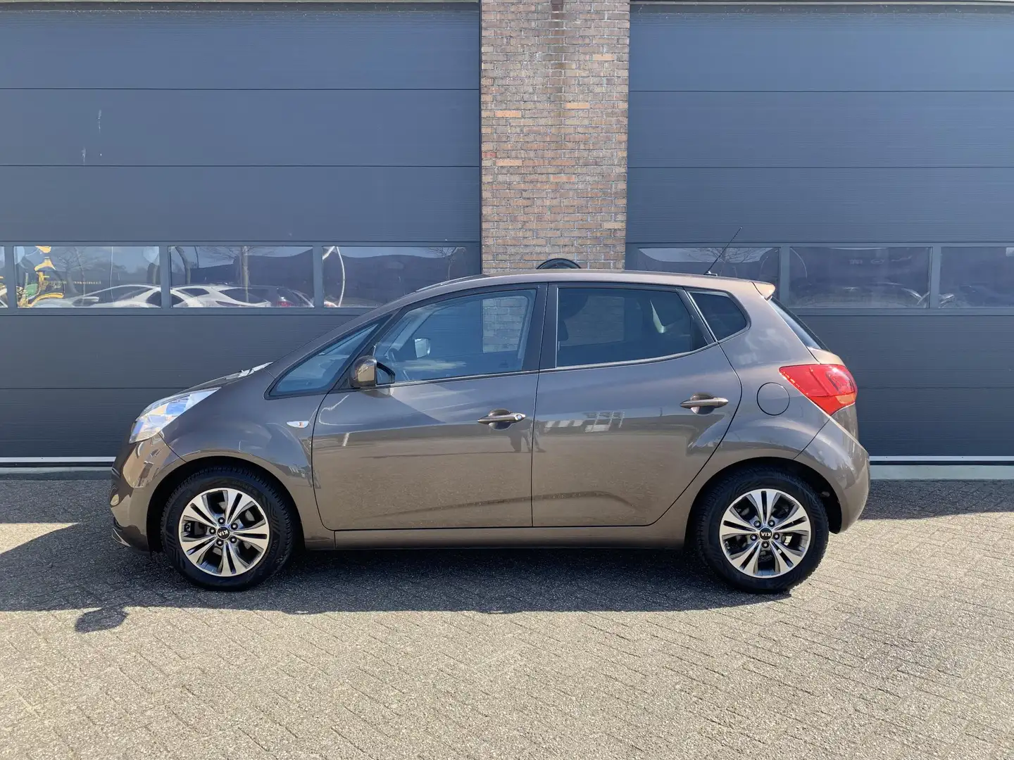 Kia Venga 1.4 CVVT DynamicPLusLine | Trekhaak | Navigatie | Brun - 2