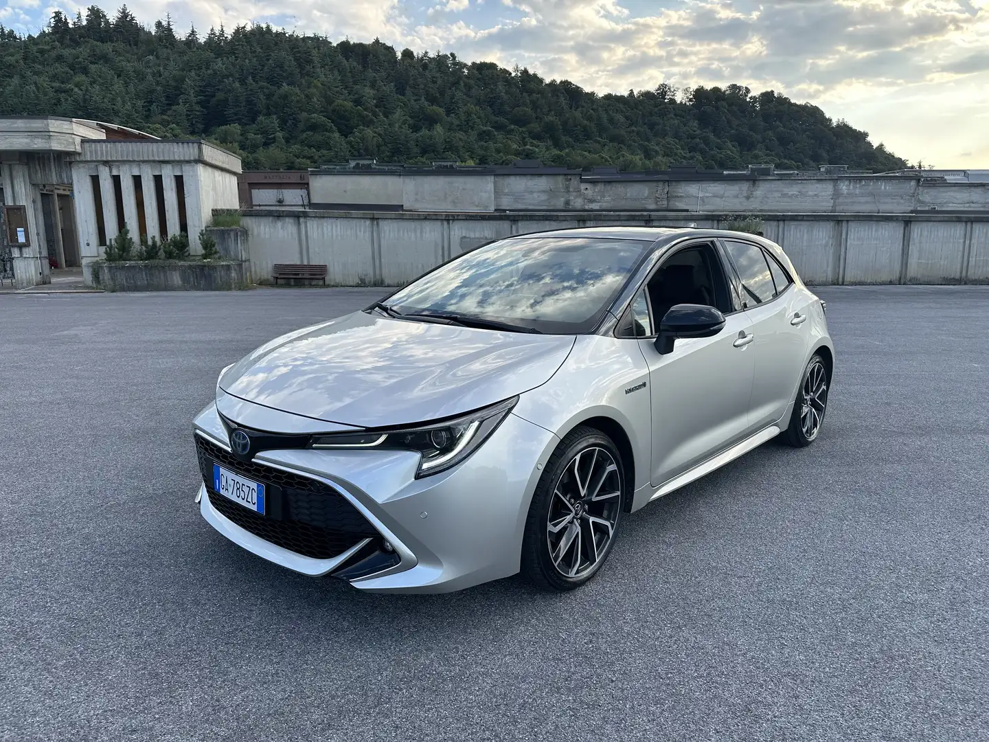 Toyota Corolla 2.0h hybrid Lounge Nero - 1