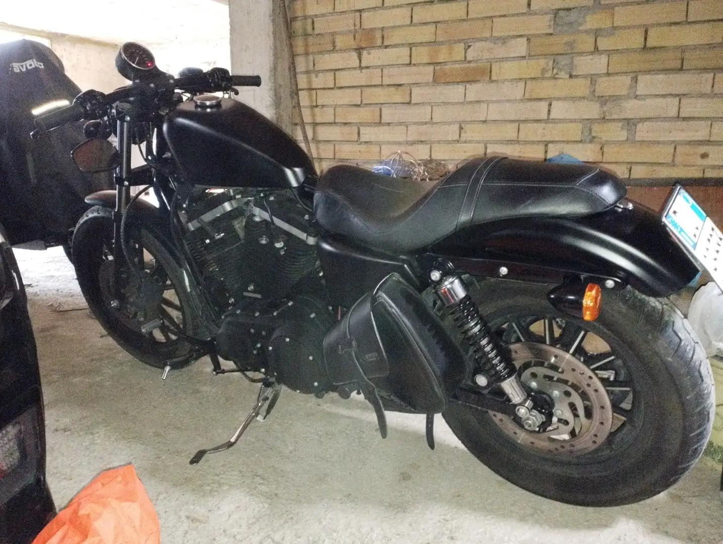 Harley-Davidson Iron 883 Negro - 1