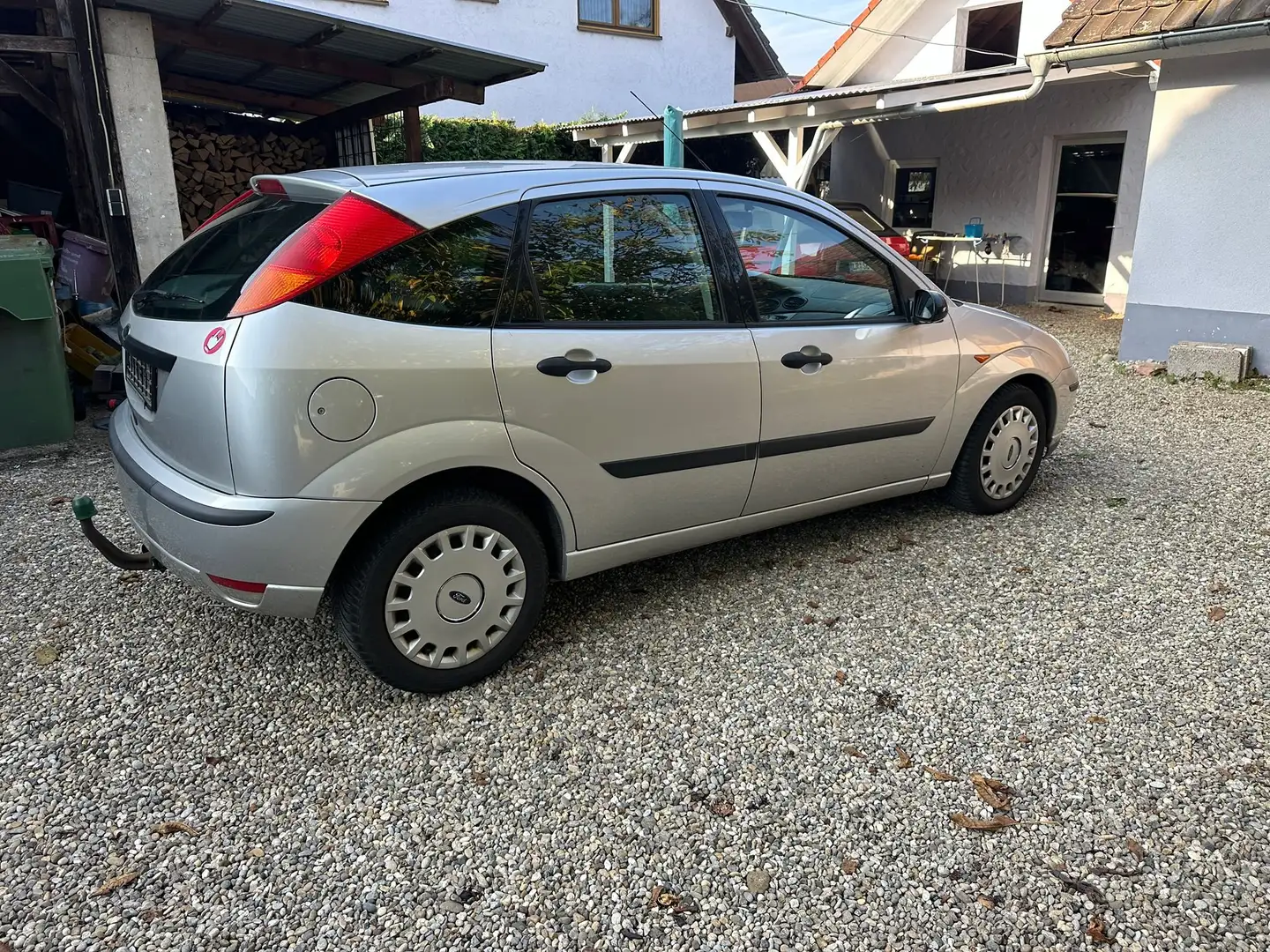 Ford Focus Focus Fließheck  5-Türer 1.8 Futura Grau - 2