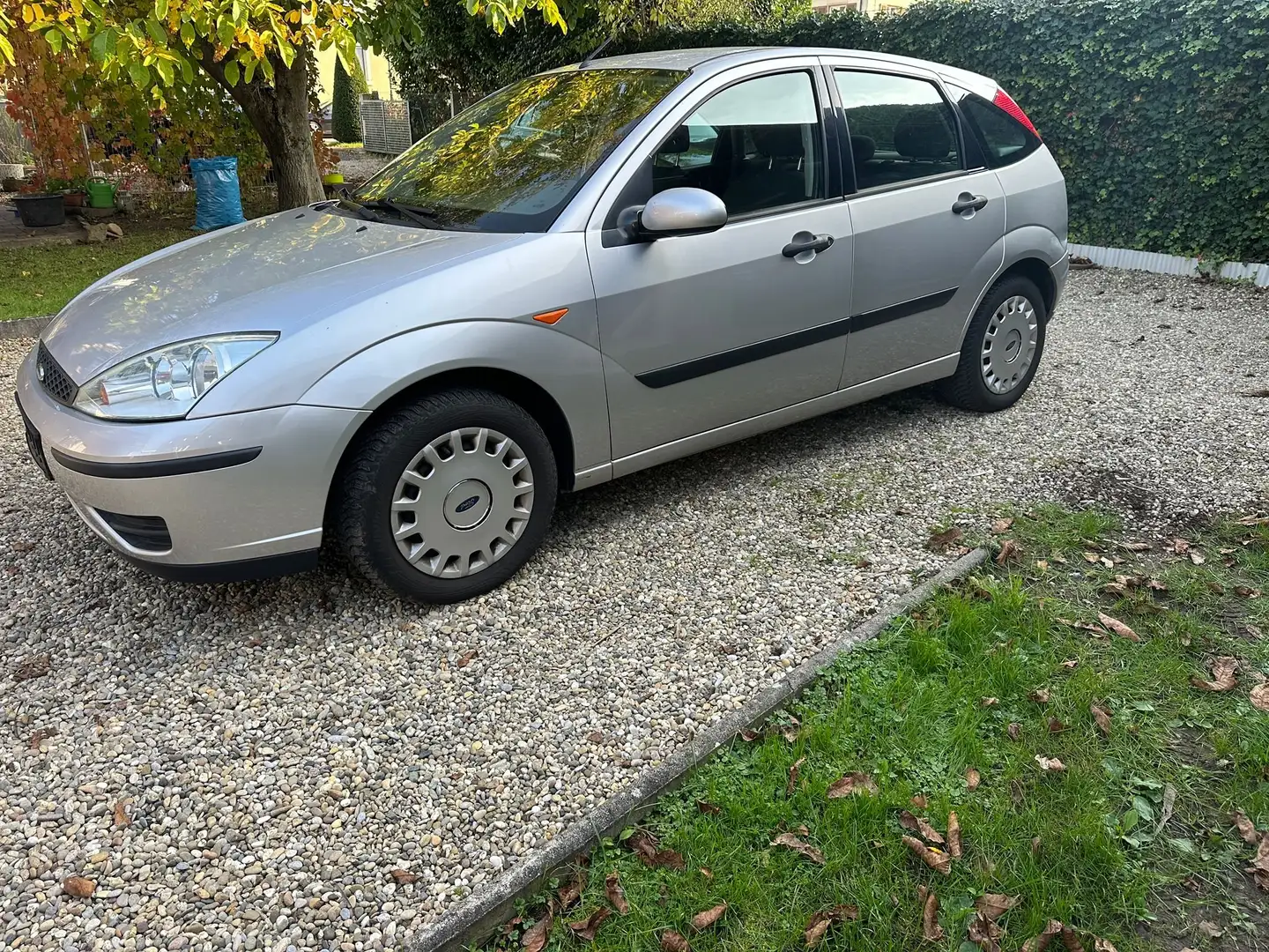 Ford Focus Focus Fließheck  5-Türer 1.8 Futura Grau - 1