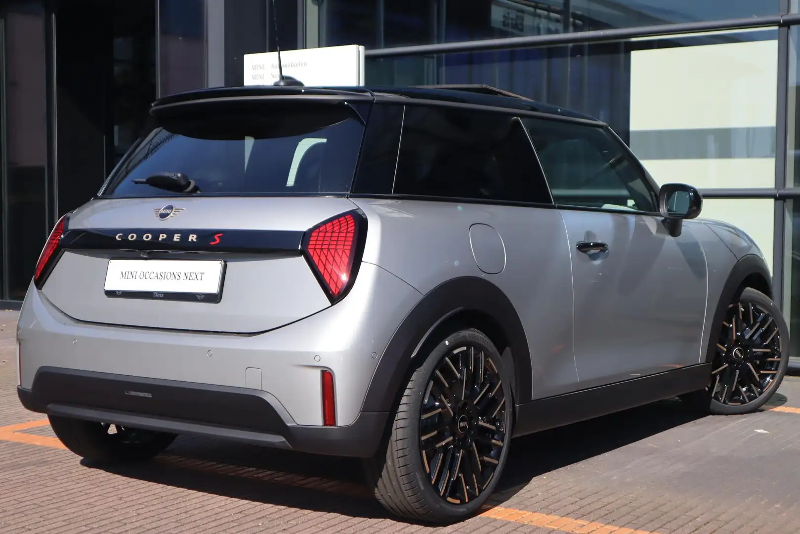 MINI Cooper S 5-deurs | Favoured Trim + Pakket M / Panoramadak / Grigio - 2