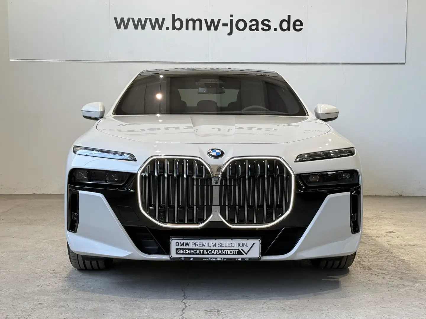 BMW 740 d xDrive M Sportpaket Connoisseur Paket Bílá - 2
