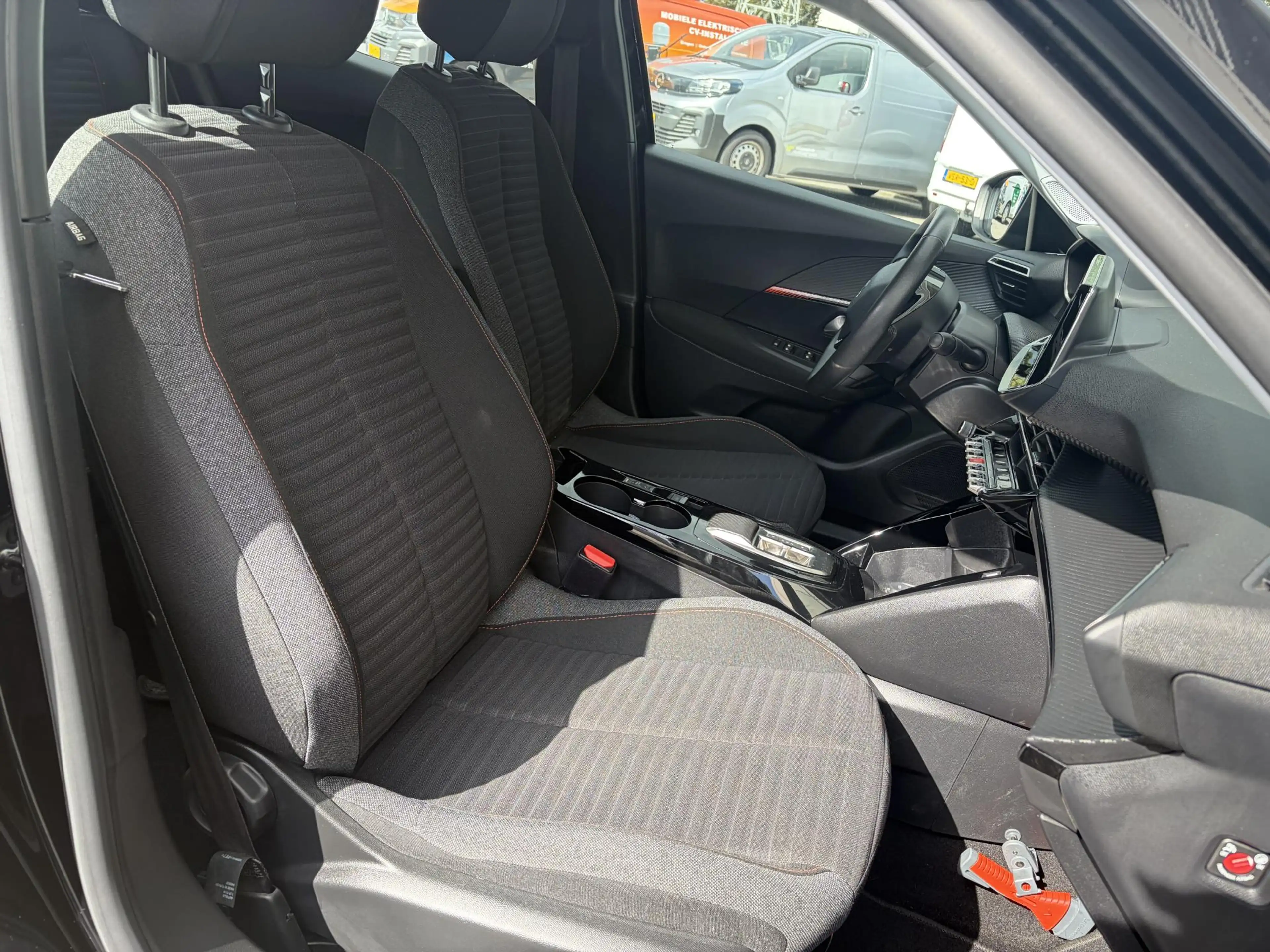 Peugeot e-2008 EV Active 50 kWh SOH 93% I Navigatie I Hoge instap — photo 14