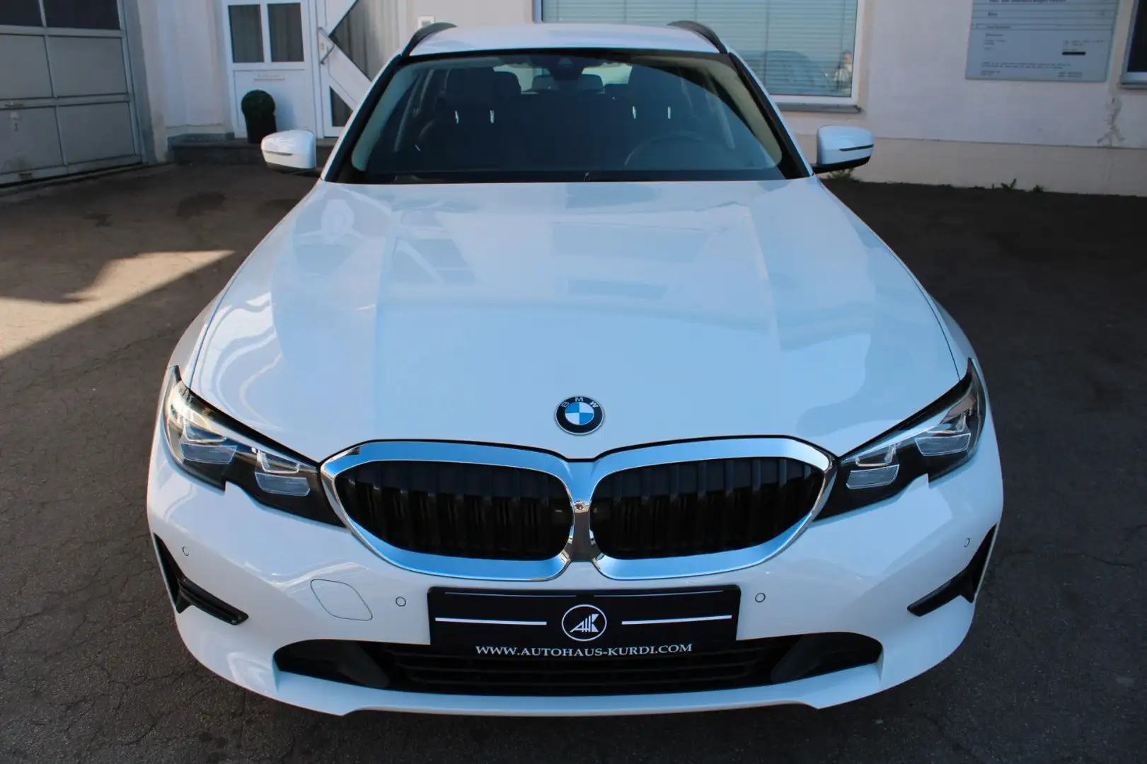BMW 330 d Tou. M-Sport Interior LED LEDER AHK COCKPIT Wit - 2