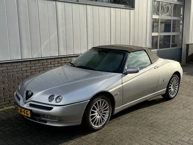 Alfa Romeo Spider 2.0-16V T.Spark L | bodem heeft in de toekomst aan