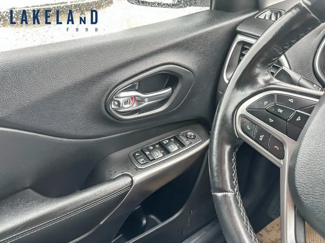Jeep Cherokee снимка Jeep Cherokee