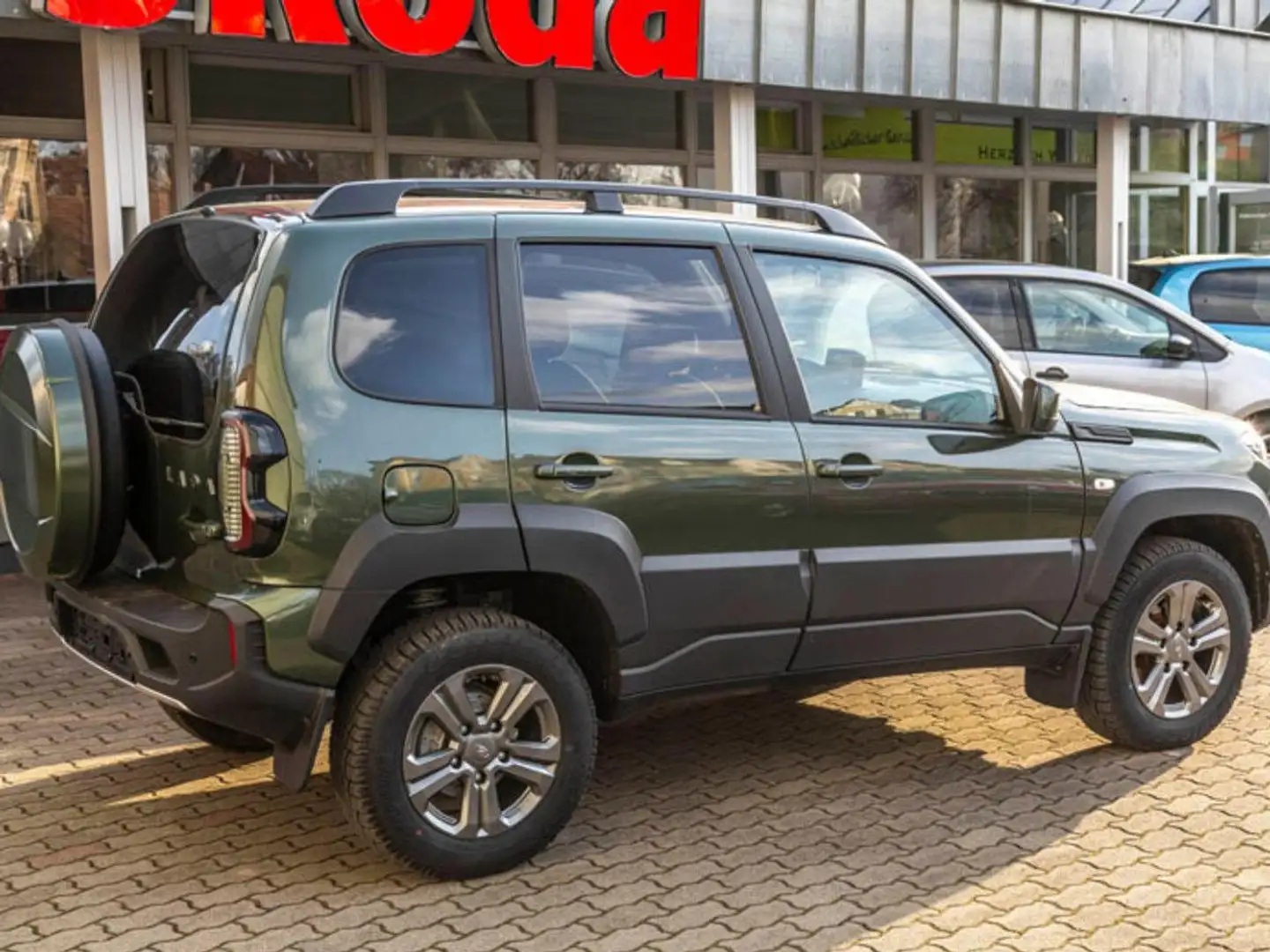 Lada Niva 1.7 Travel Luxus 4X4 NAVI Kamera Groen - 2