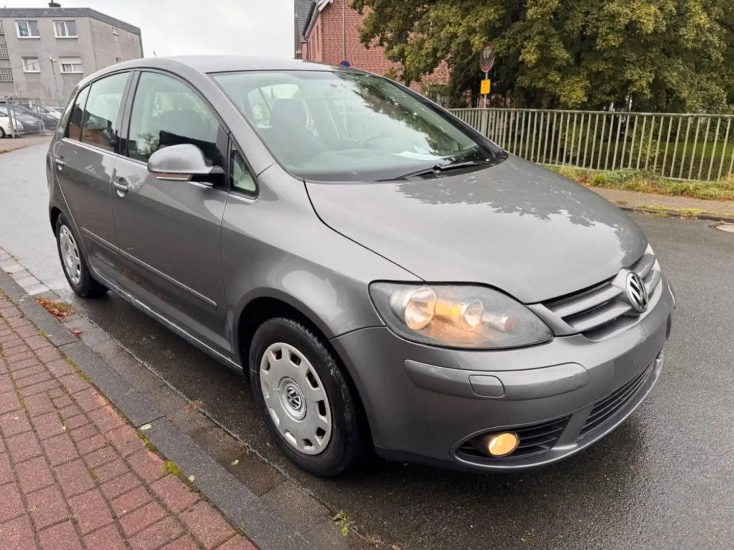 Volkswagen Golf Plus V Goal Tempomat PDC MFL SHZ AHK TÜV Grau - 1