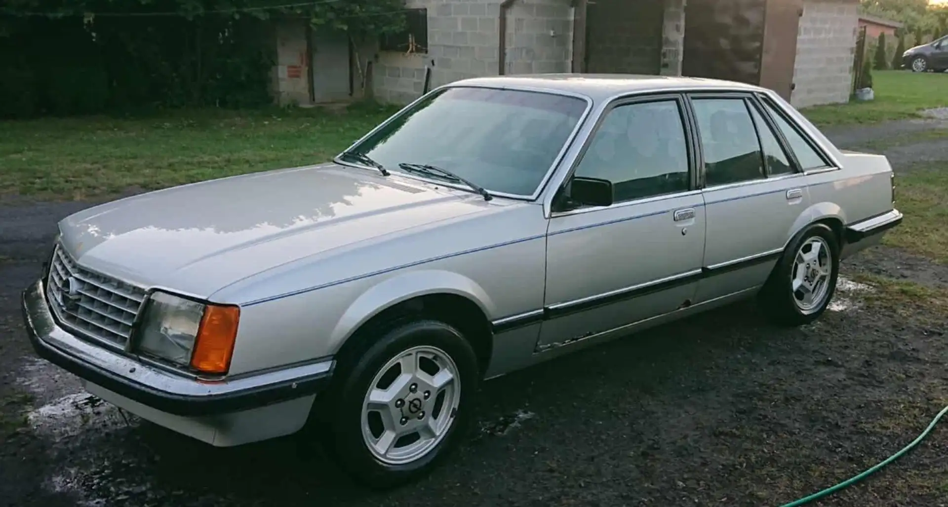 Opel Senator Senator a CD Srebrny - 1