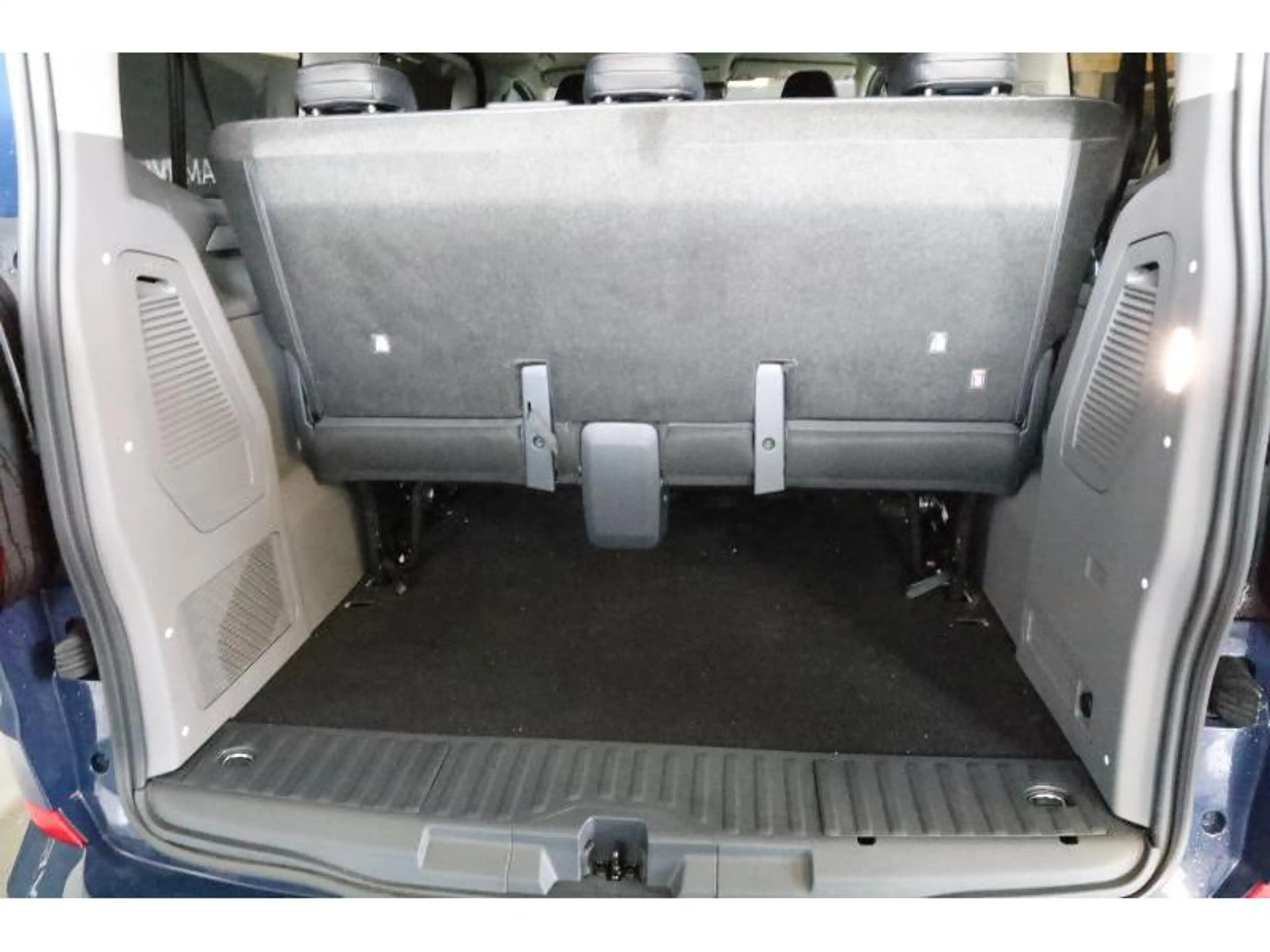 Volkswagen T7 Caravelle Style — photo 8