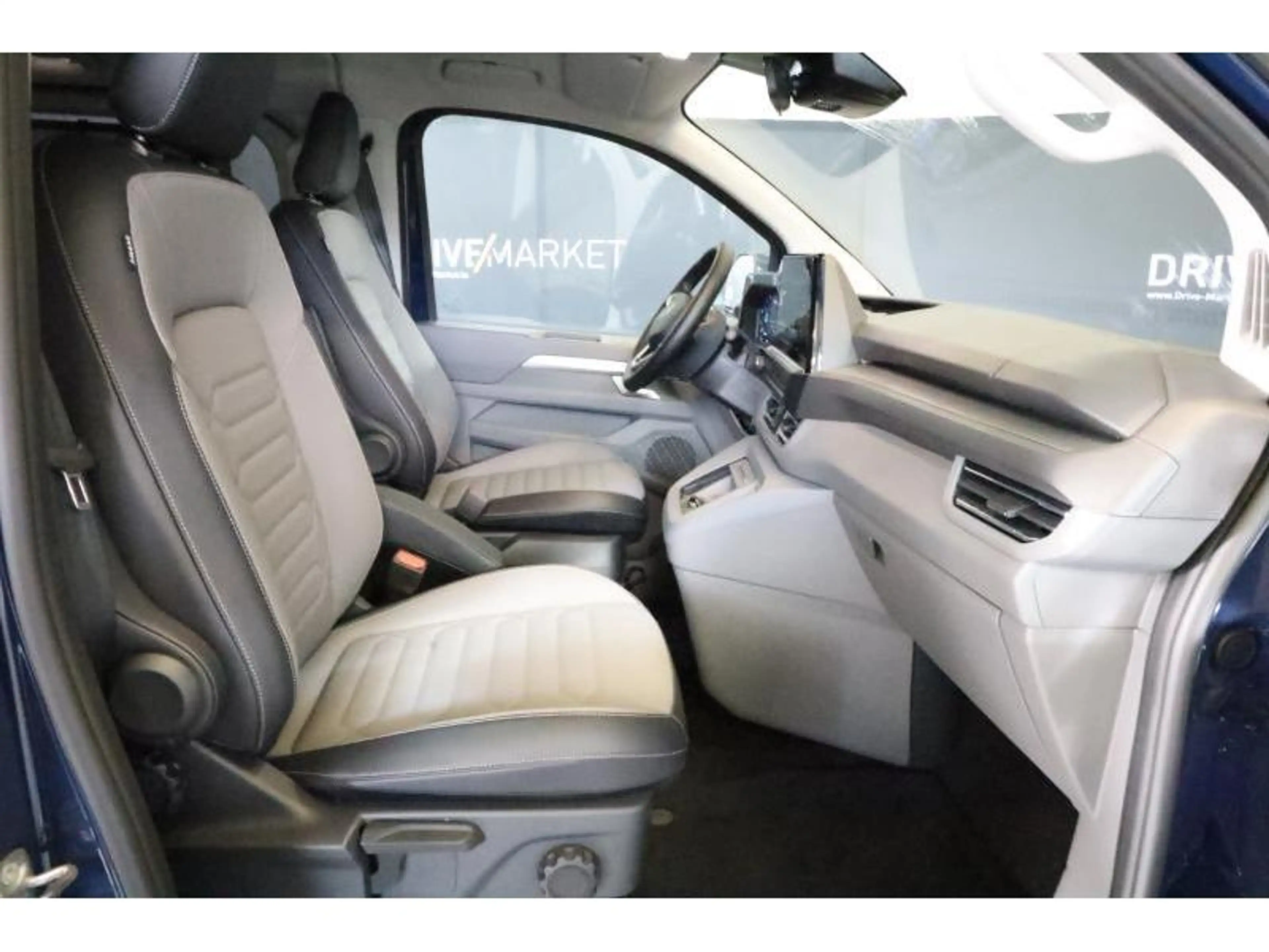 Volkswagen T7 Caravelle Style — photo 12