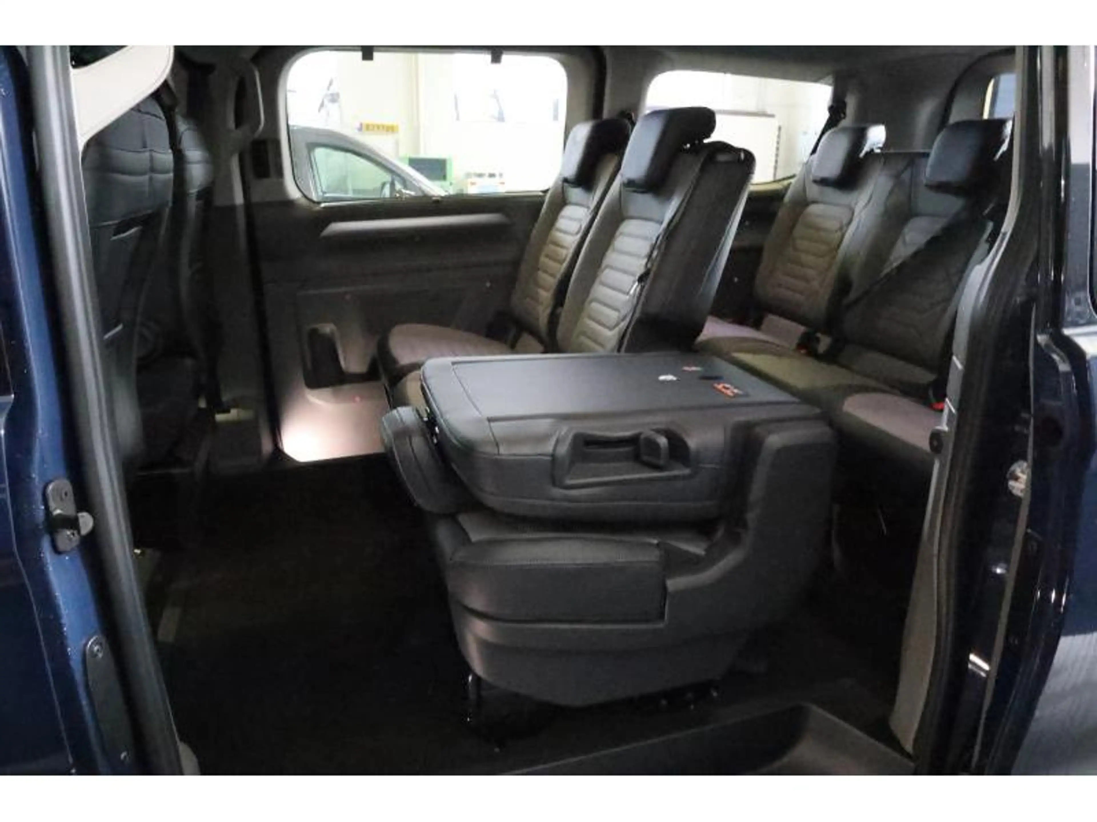 Volkswagen T7 Caravelle Style — photo 11