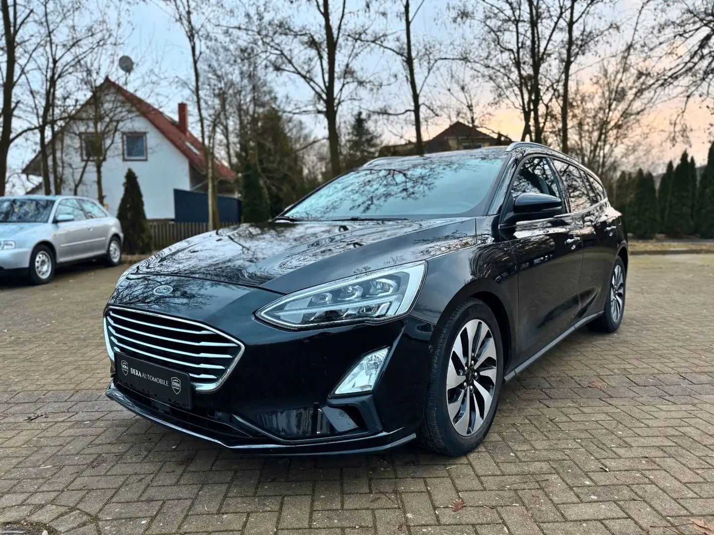 Ford Focus Turnier Cool & Connect*CARPLAY*NAVI*CAM* Black - 1