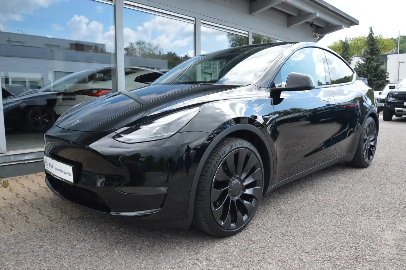Tesla Model Y Performance Dual Motor AWD Schwarz - 1