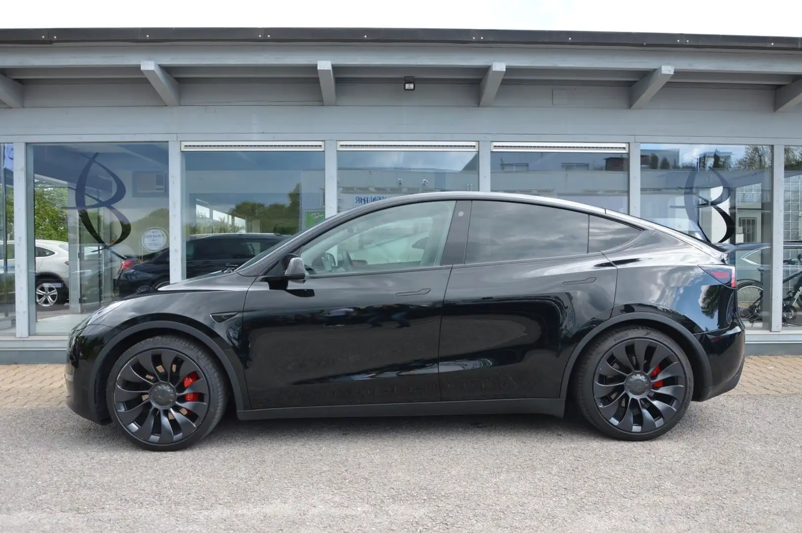 Tesla Model Y Performance Dual Motor AWD Schwarz - 2