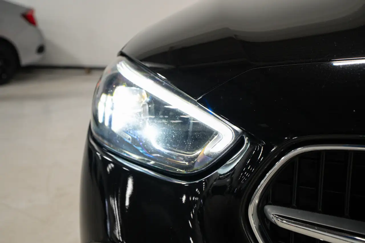 Mercedes-Benz C-Class снимка Mercedes-Benz C-Class