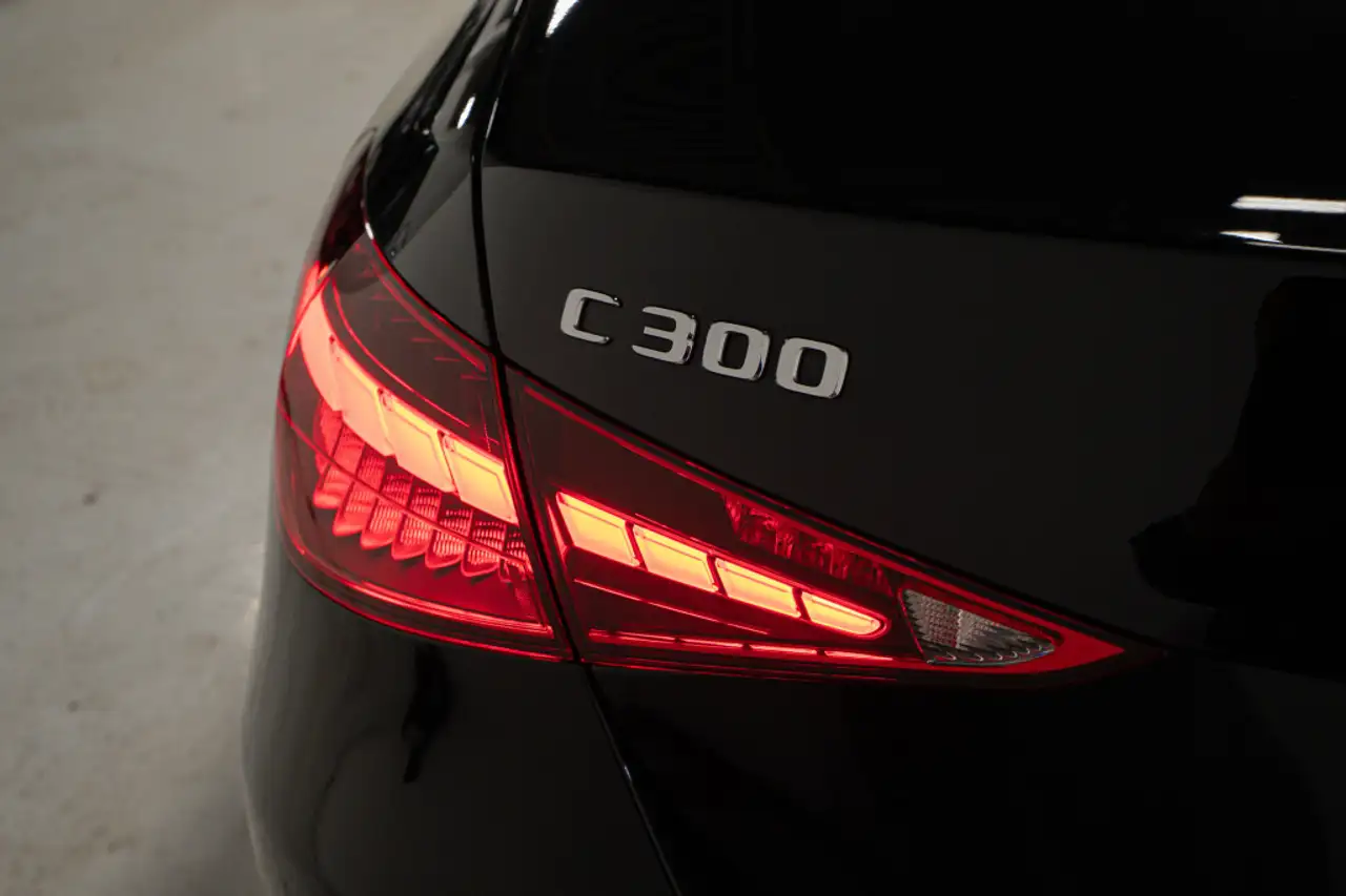 Mercedes-Benz C-Class снимка Mercedes-Benz C-Class