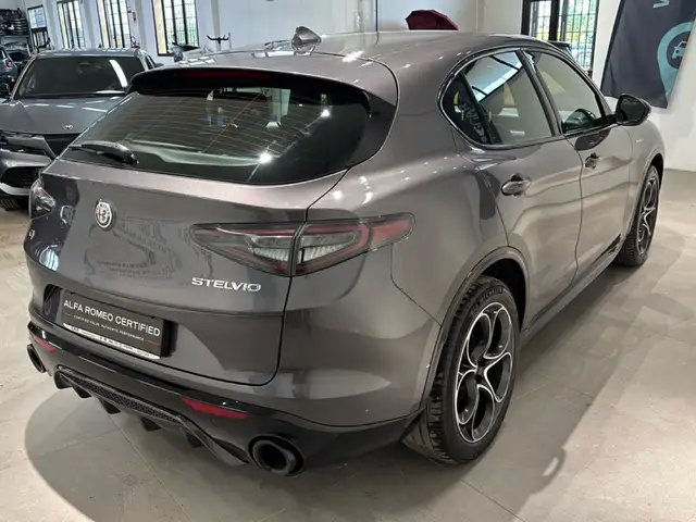 Alfa Romeo Stelvio view 4