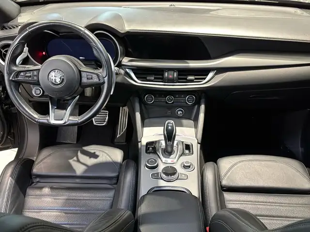 Alfa Romeo Stelvio view 9