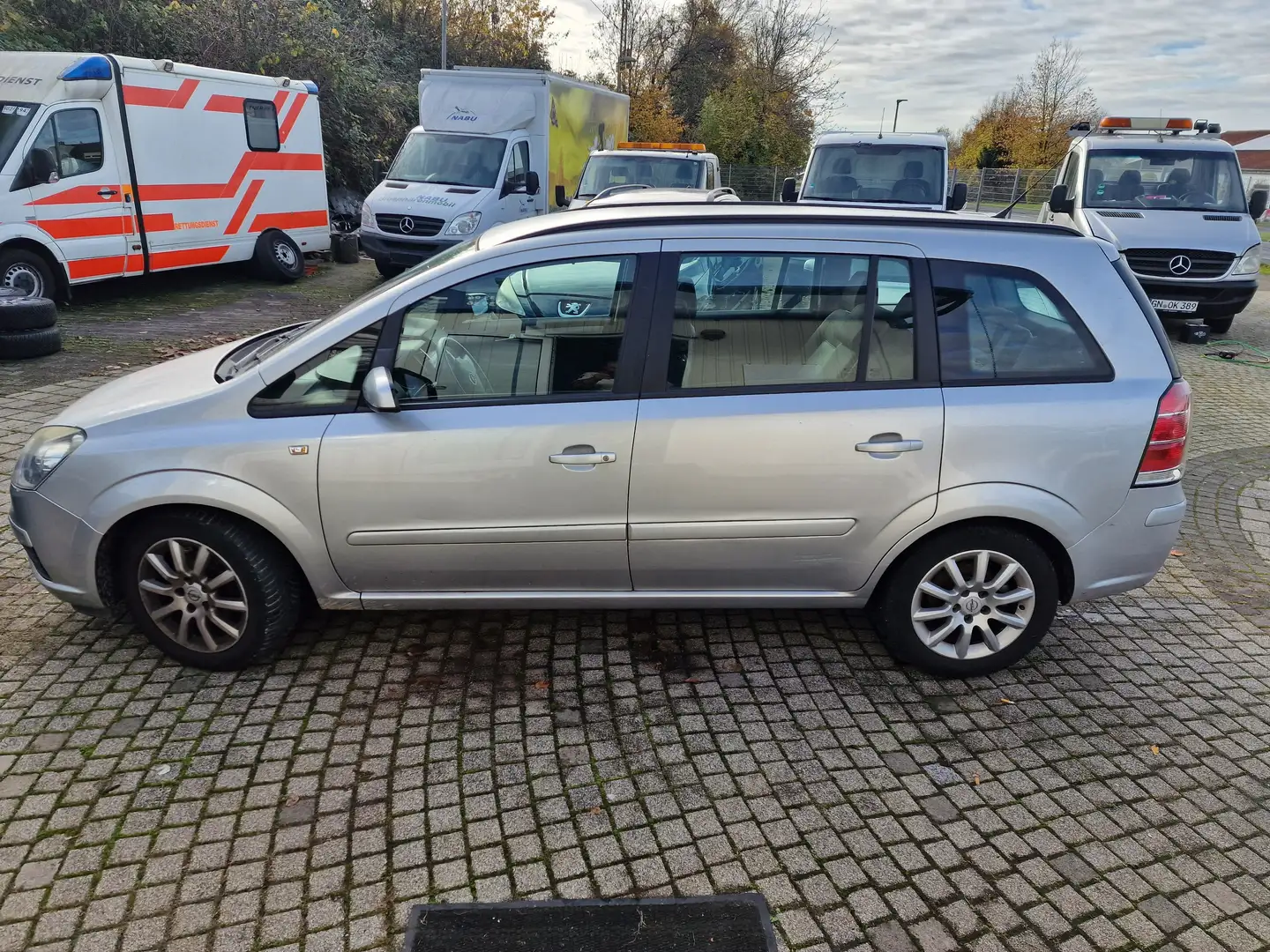 Opel Zafira Basis TÜV 05/27 Grau - 2