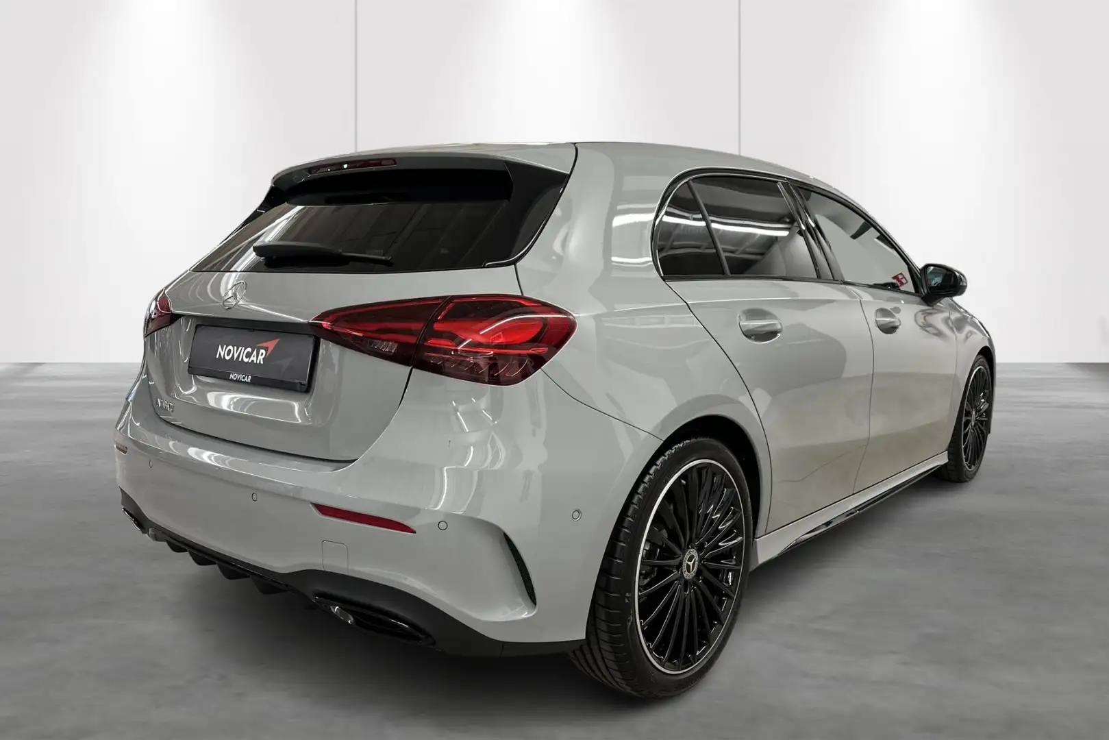 Mercedes-Benz A 180 A AMG Line Grijs - 2
