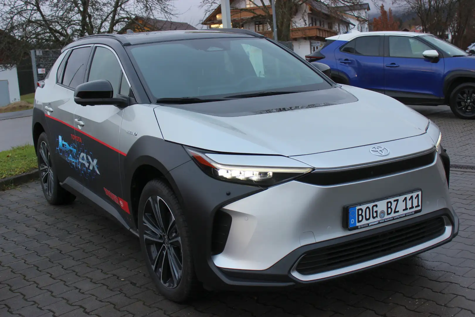 Toyota bZ4X Allrad mit Panoramadach und Technikpaket Silber - 1