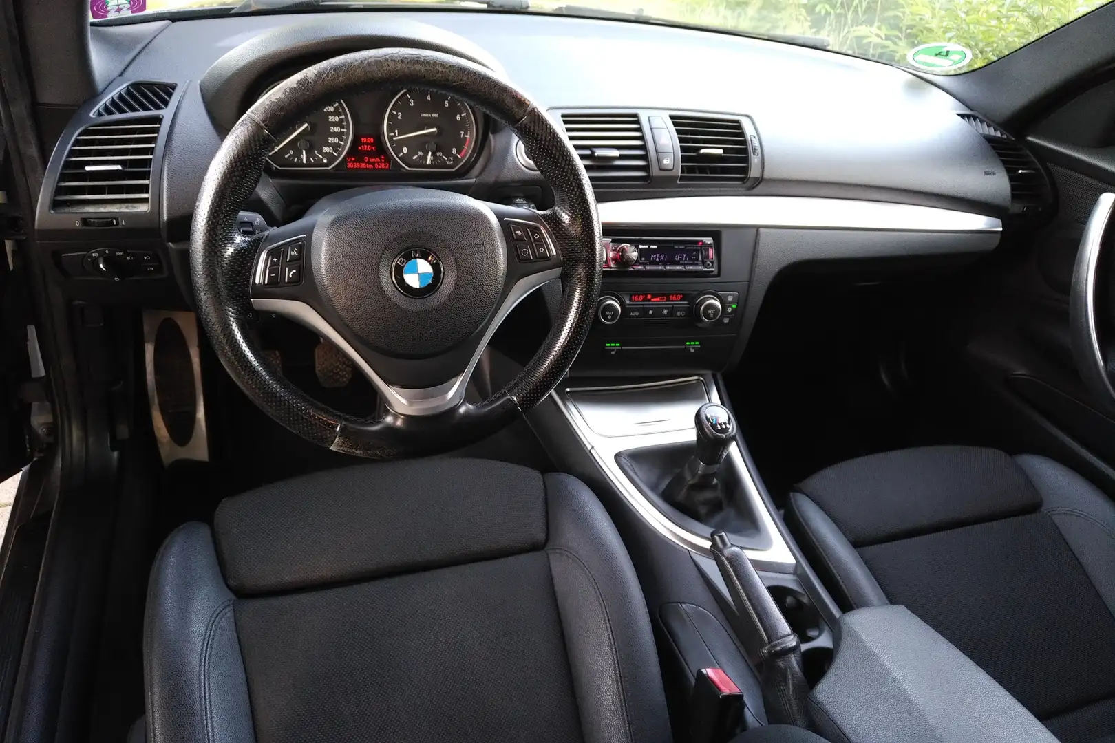 BMW 130 130i High Executive (NL)  Dit is voor…..    Grijs - 2