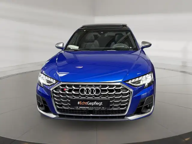 Audi S8 view 4