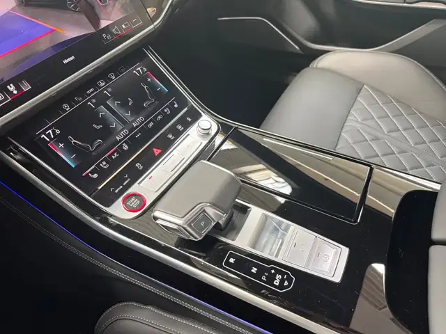 Audi S8 view 7