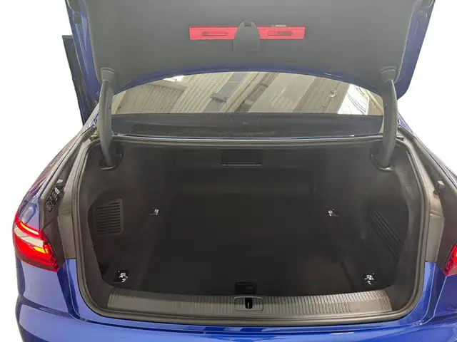 Audi S8 view 16