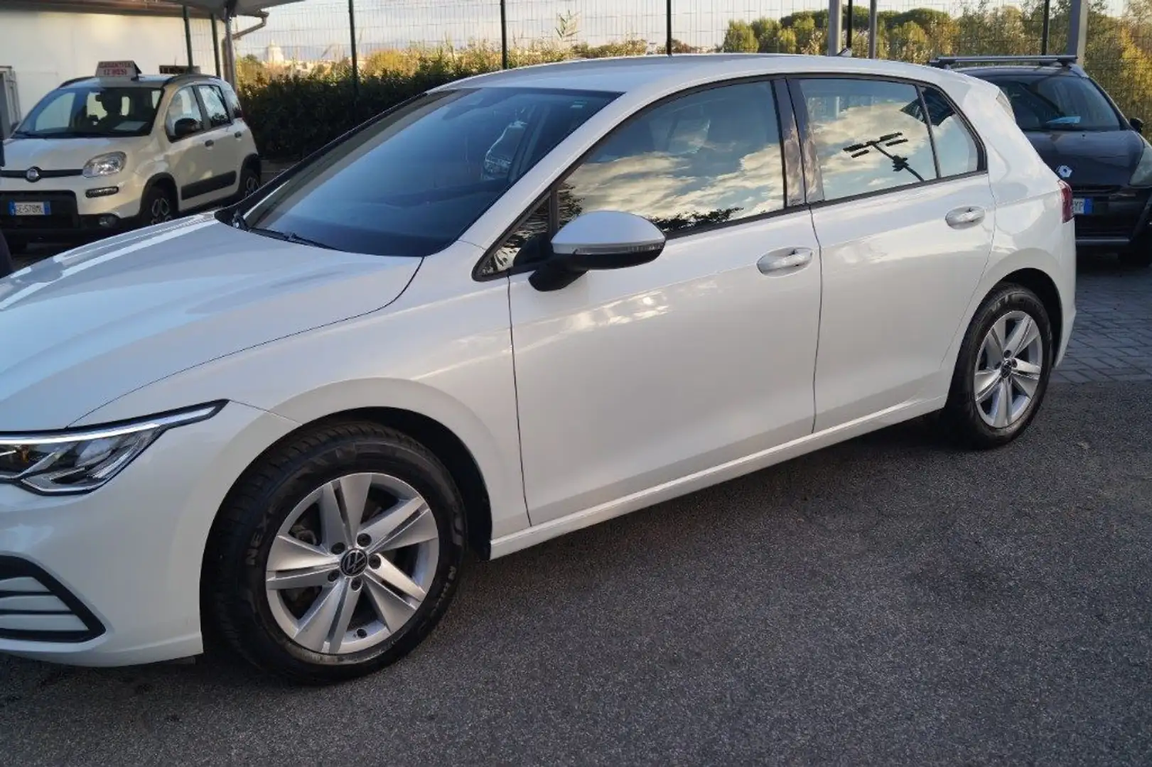 Volkswagen Golf 1.0 eTSI EVO DSG Life Bianco - 2