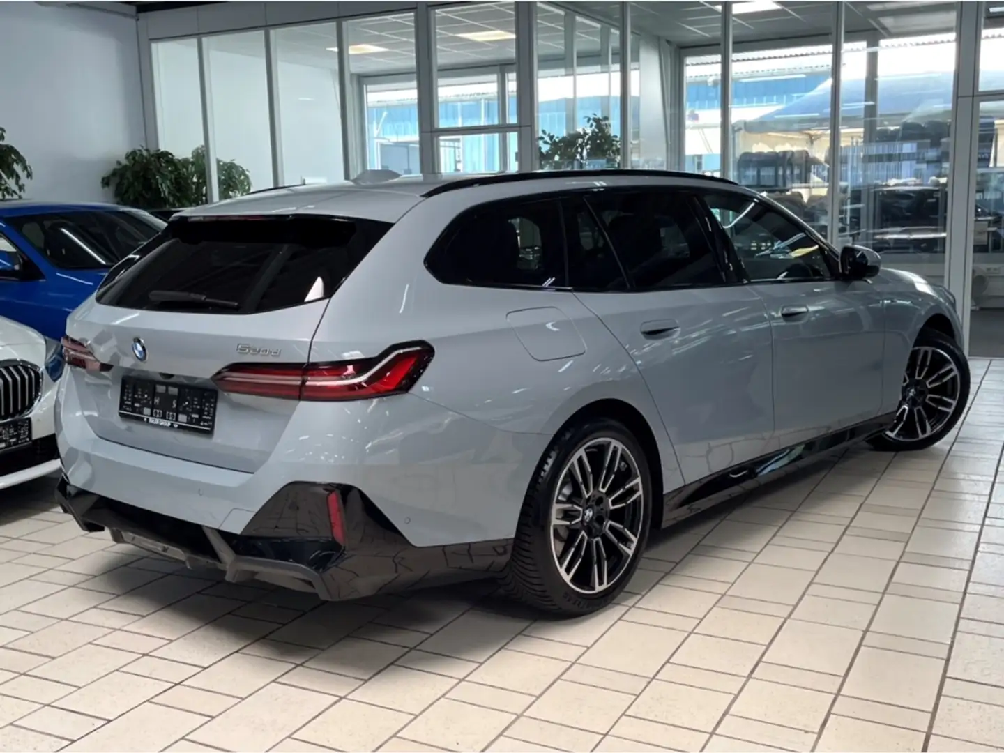 BMW 520 d Tour. M Sport AHK Pano StandHzg Travel+Comf. H/K Grau - 2