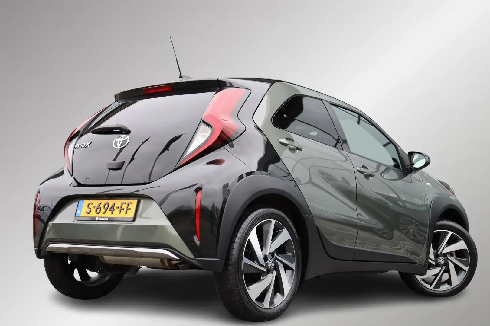 Toyota Aygo X 1.0 VVT-i S-CVT Automaat Envy JBL Audio, Apple Car Grün - 2